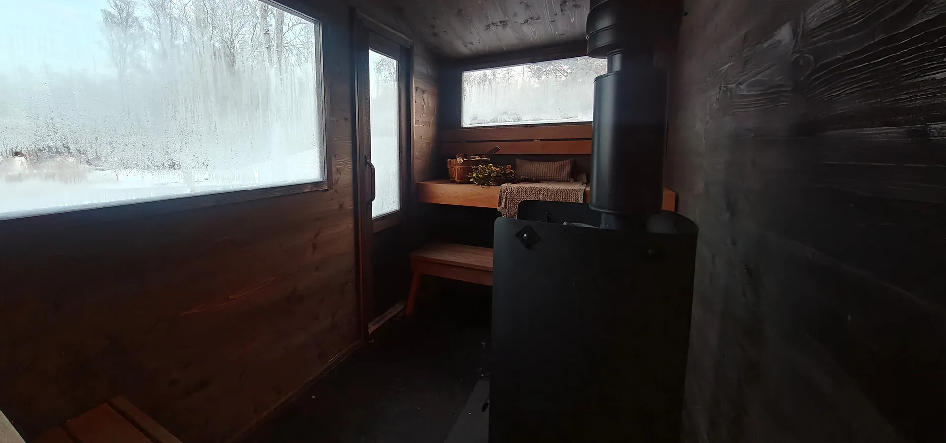 Tilava Lapelland Saunavaunu S B-mallin löylyhuone, jossa on tilaa kuudelle hengelle ja perinteinen puukiuas.