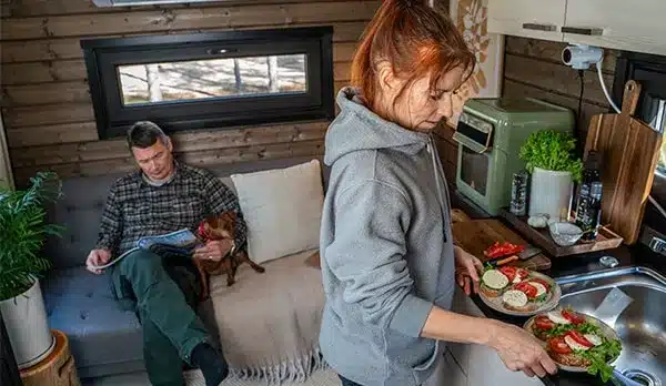 Sisäkuva Lapelland-vaunumökistä, joka toimitetaan käyttövalmiina tontille. Tuparit voidaan viettää jo samana iltana ilman rakennustyömaata