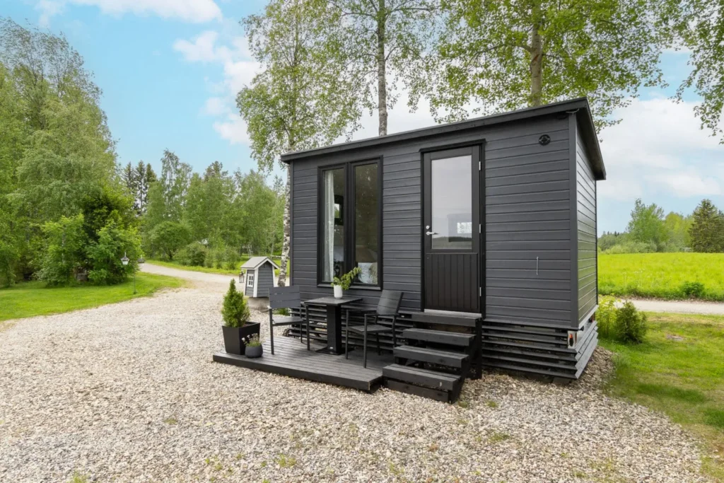 Lapelland Vaunumökki S on monikäyttöinen vierasmökki ja etätyötila. Kompakti siirrettävä pihahuone ilman rakennuslupaa.