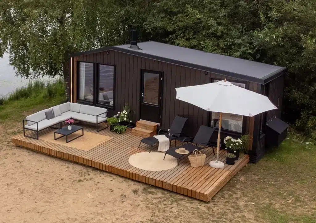 Suurin Lapelland Vaunumökki XXL saunalla ja innovatiivisella alta poisvedettävällä vaunualustalla. Tilava ja talviasuttava siirtomökki.