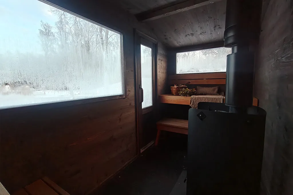 Lapelland Vaunusauna S malli B sisäkuva, jossa on maksimaalinen löylytila 6 hengelle ja suuri panoraamaikkuna.
