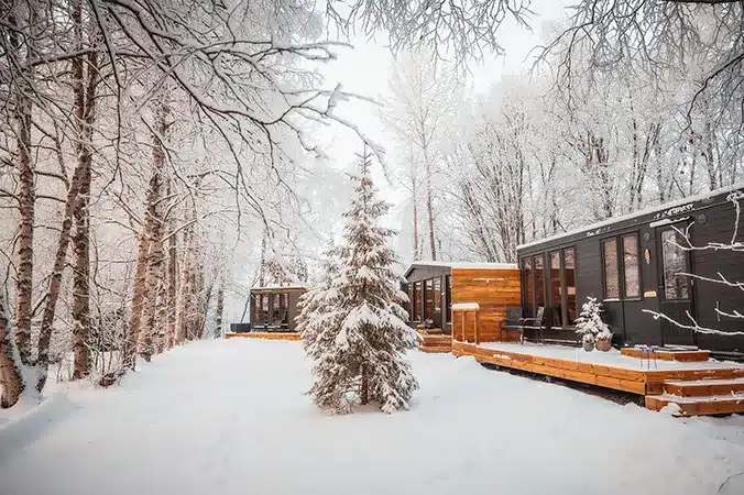Siirrettävä Lapelland-vaunumökki yritysten majoitusratkaisuna. Helppo ja talviasuttava henkilöstömajoitus sinne, missä työ on.