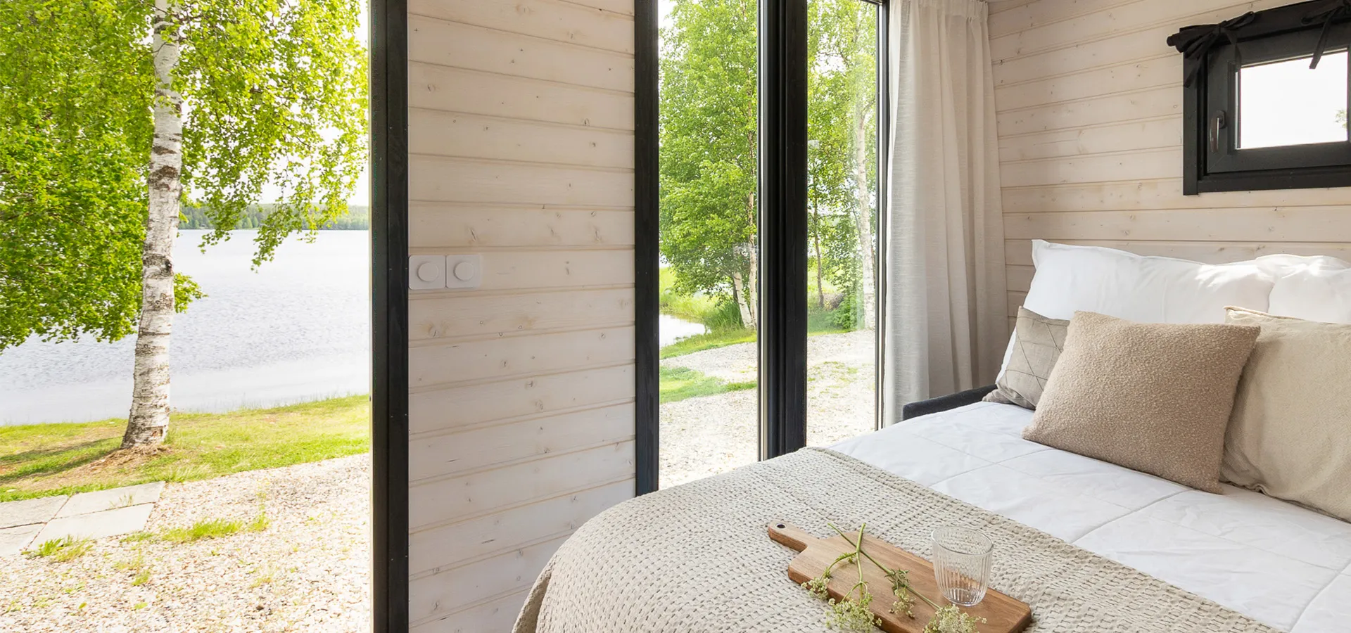 Vaunumökki toimitetaan aina auton peräkoukussa käyttövalmiina pihaan.