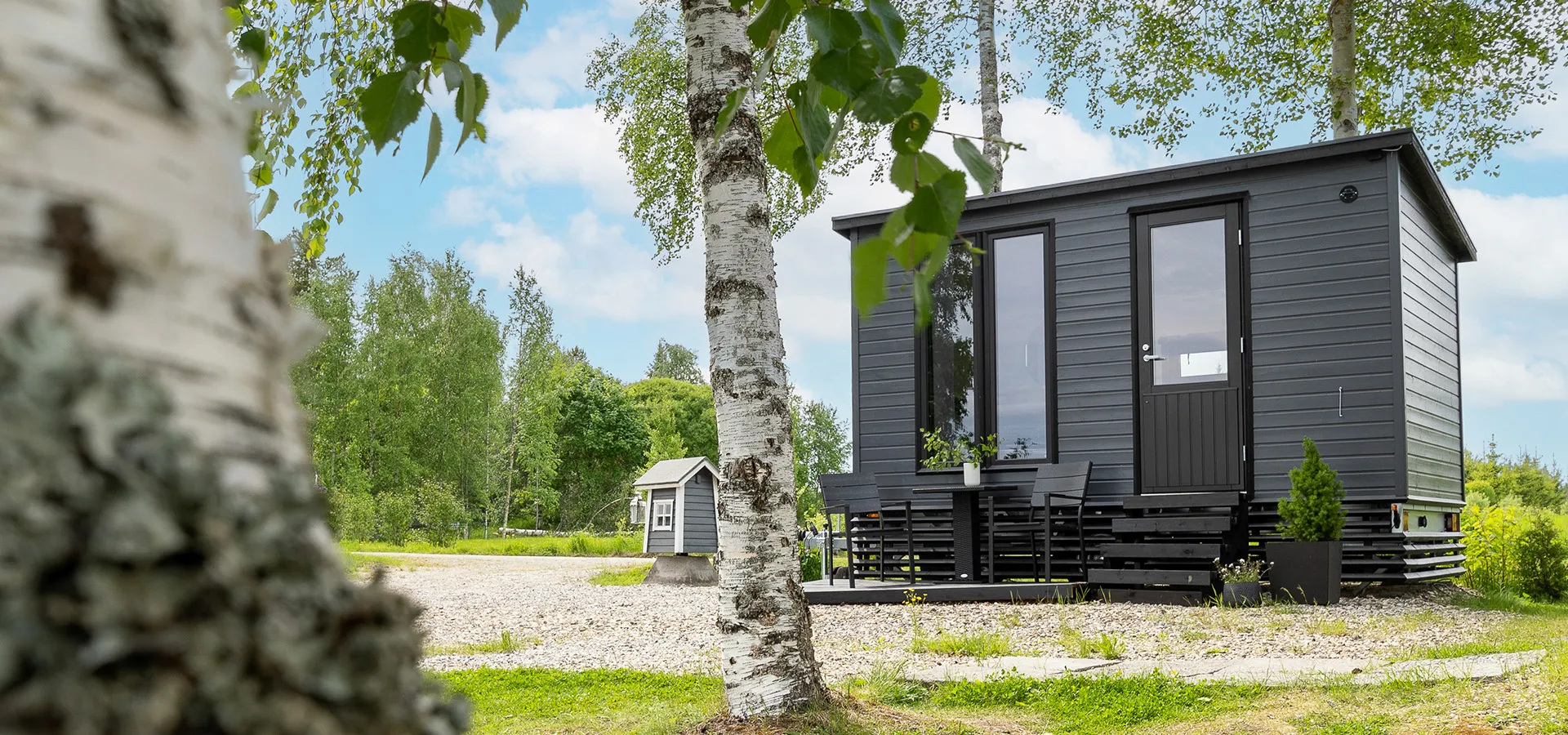 Käyttövalmis mökki kotipihaan ilman rakentamista ja maatöitä.
