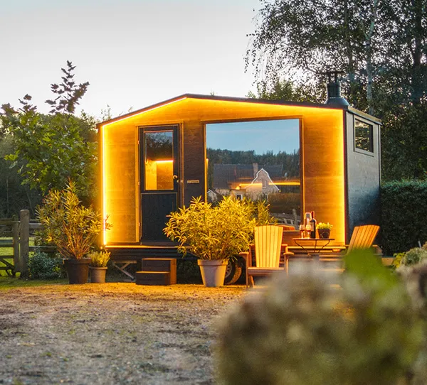 Liikuteltava ja lupavapaa Vaunumökki M isolla näköalaikkunalla.