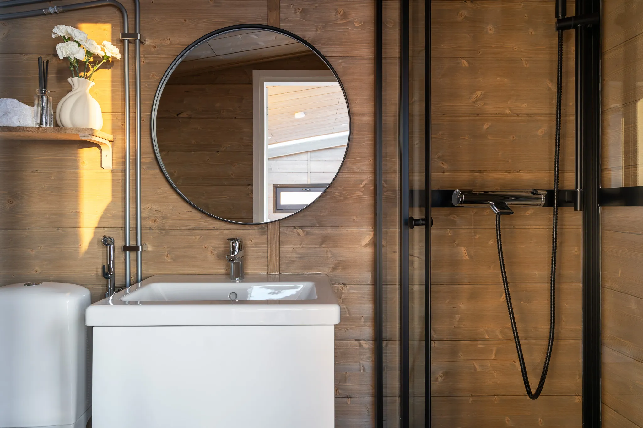 Vaunumökki L on varusteltavissa tilavalla kylpyhuoneella missä suihku, wc ja lavuaari.