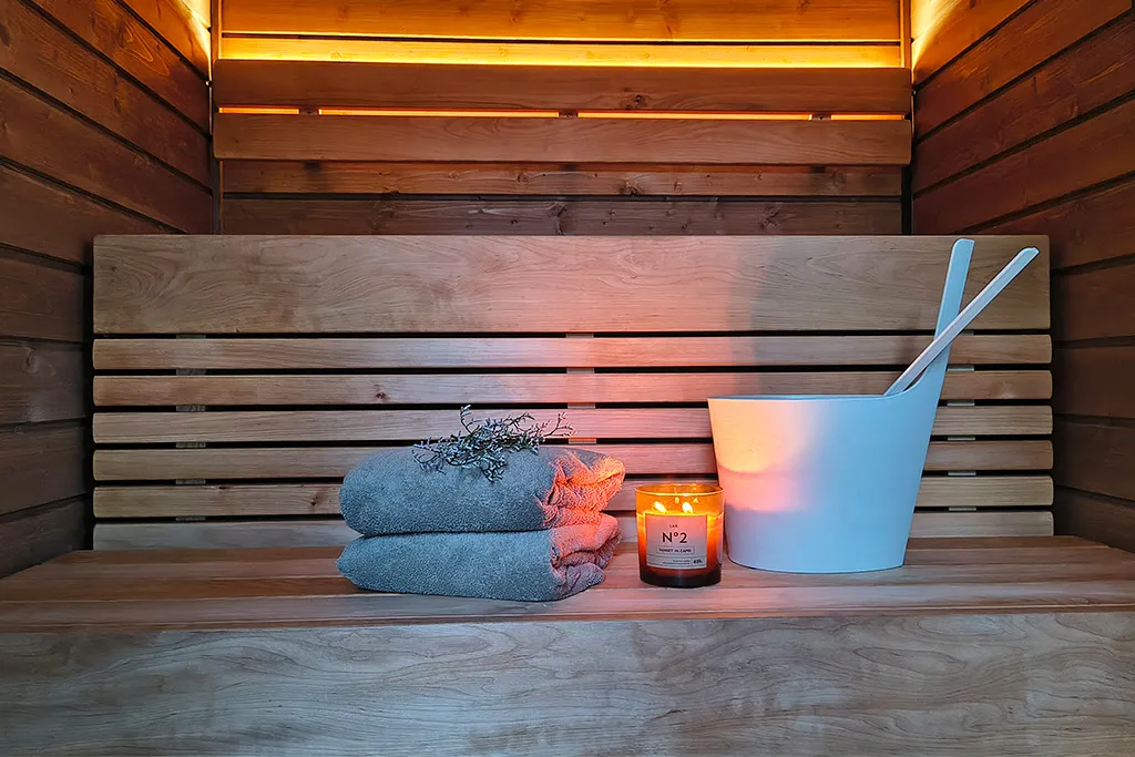 Vaunumökki XL:ssä on tilavat lauteet saunassa.