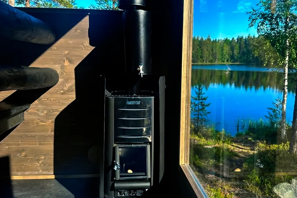 Vaunusauna M tilavan löylyhuoneen suuri panoraamaikkuna tarjoaa upeat näkymät ympäröivään luontoon saunan lauteilta