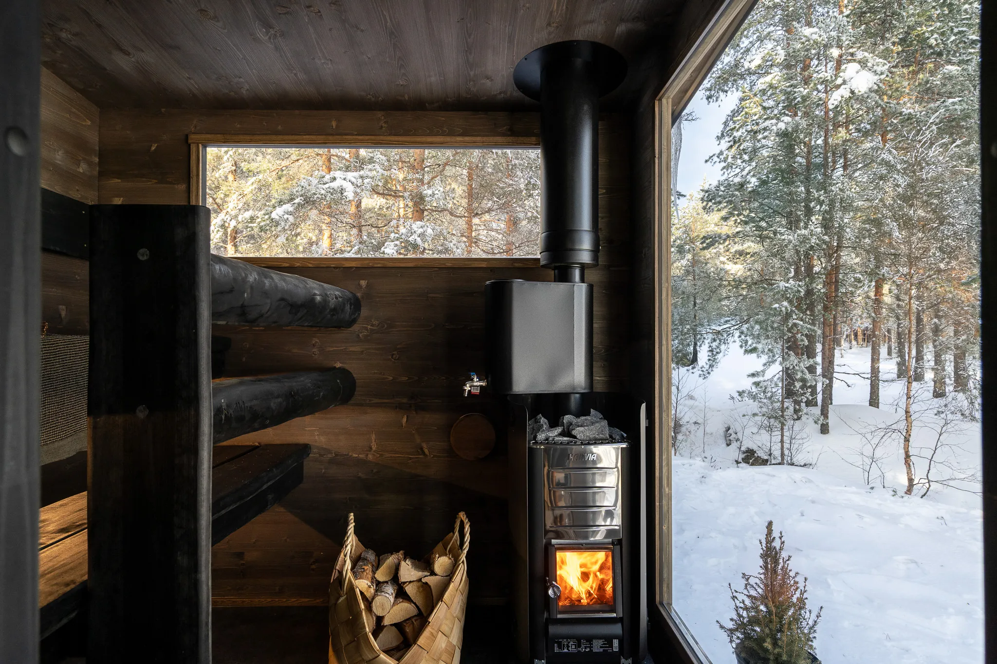 lapelland-sauna-mustat-lauteet-panoraama-ikkkuna