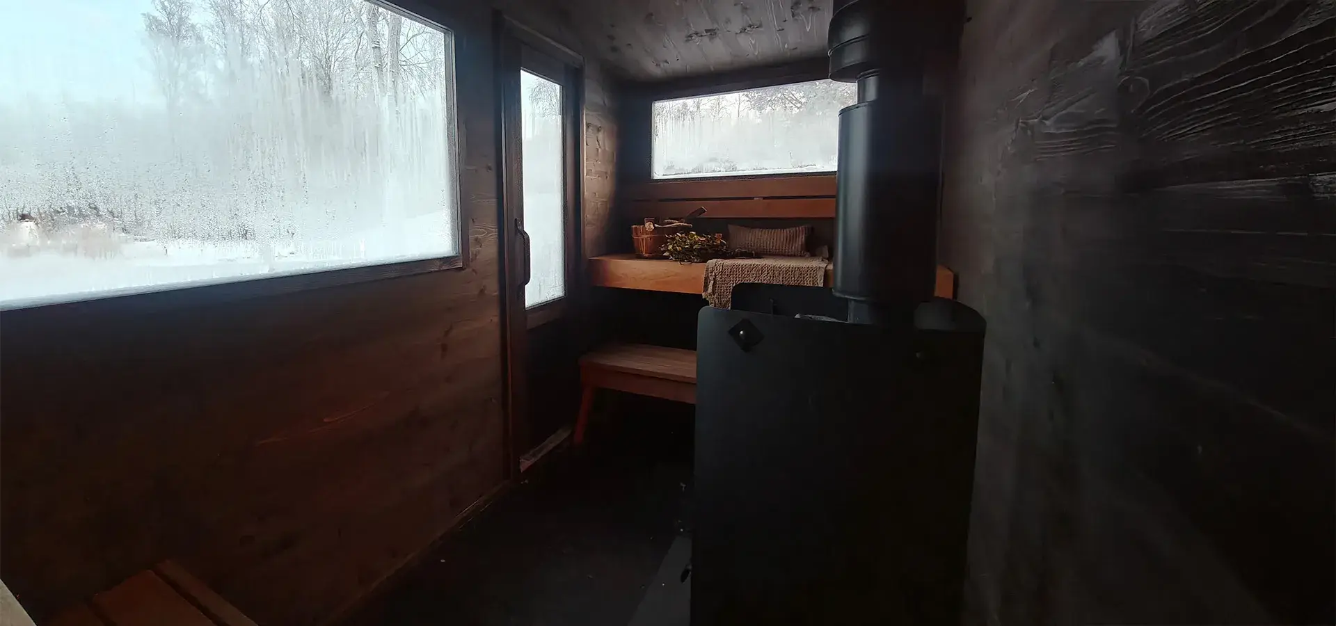 Tilava Lapelland Saunavaunu S B-mallin löylyhuone, jossa on tilaa kuudelle hengelle ja perinteinen puukiuas.